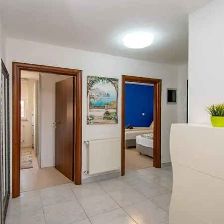 Modern Luka In * Póla